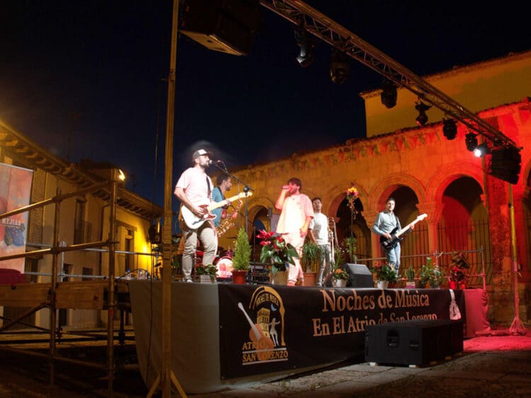Las Noches de Música en el Atrio de San Lorenzo cumplen 30 ediciones 1 Concierto del ciclo Noches de Música en el Atrio de San Lorenzo. / DAVID EDUARDO CORONA