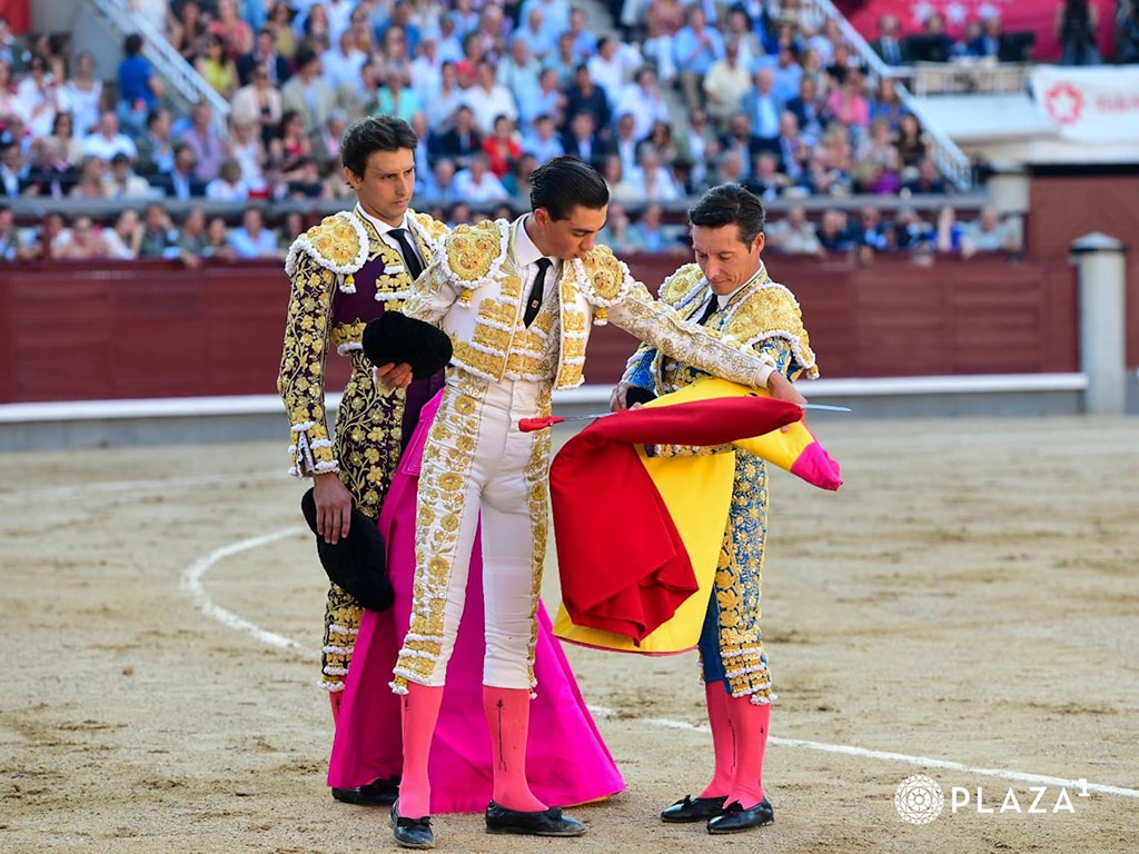 Confirmación de Bruno Aloi, de manos de Diego Urdiales y en presencia de Roca Rey. / PLAZA 1
