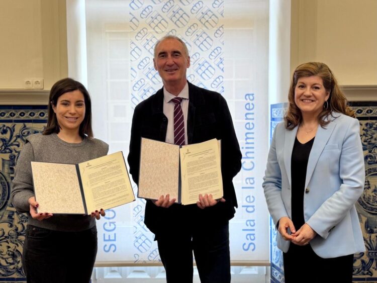 El alcalde Mazarías y la concejala Suárez, con Blanca García, de la Asociación San Andrés. / Ayuntamiento de Segovia