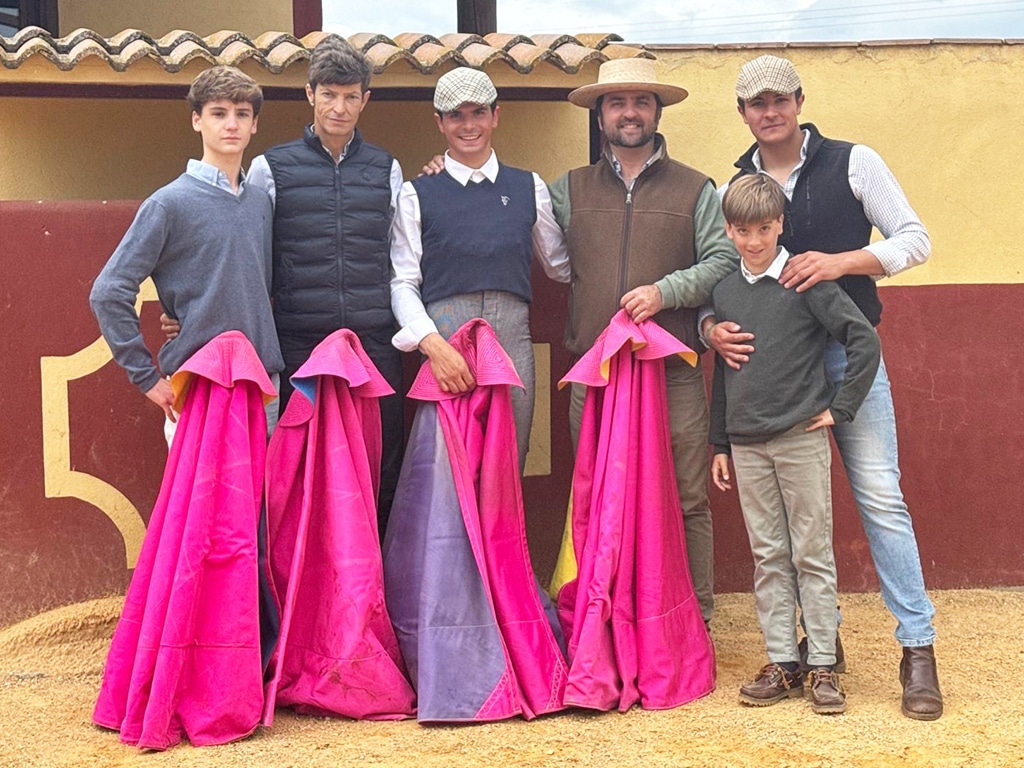Julio Pedro Saavedra, Curro Muñoz, Gonzalo Hernando y Rafael Muñoz, con jóvenes aficionados. / FOTO CEDIDA POR CURRO MUÑOZ