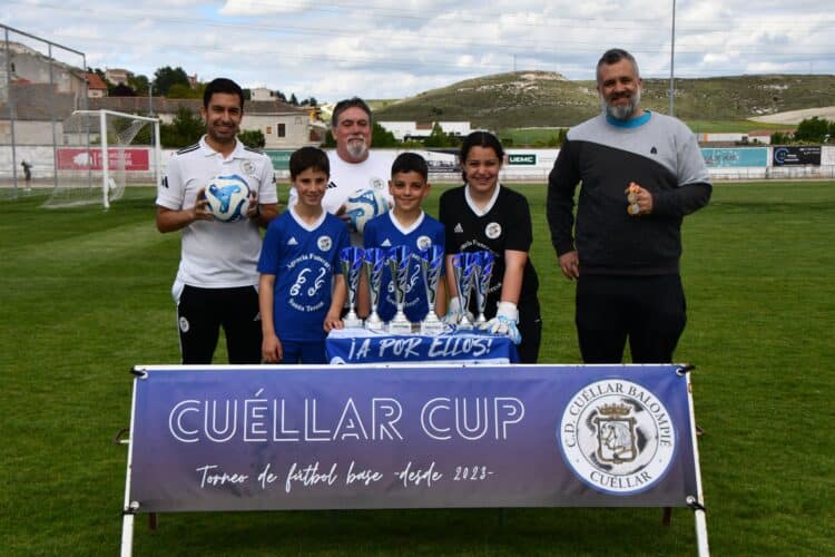 Foto de familia durante la presentación de la cuarta edición de la Cúellar Cup./CD CUÉLLAR