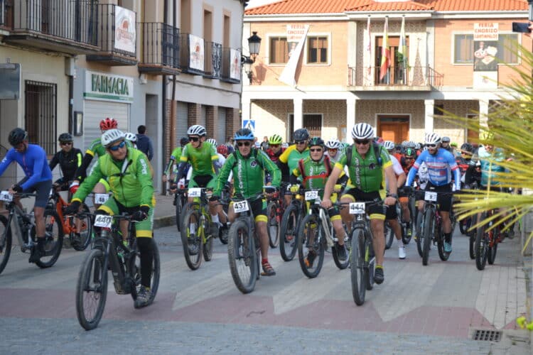 Corredores en la XX Marcha del Torto BTT en Cantimpalos./UCCANTIMPALOS