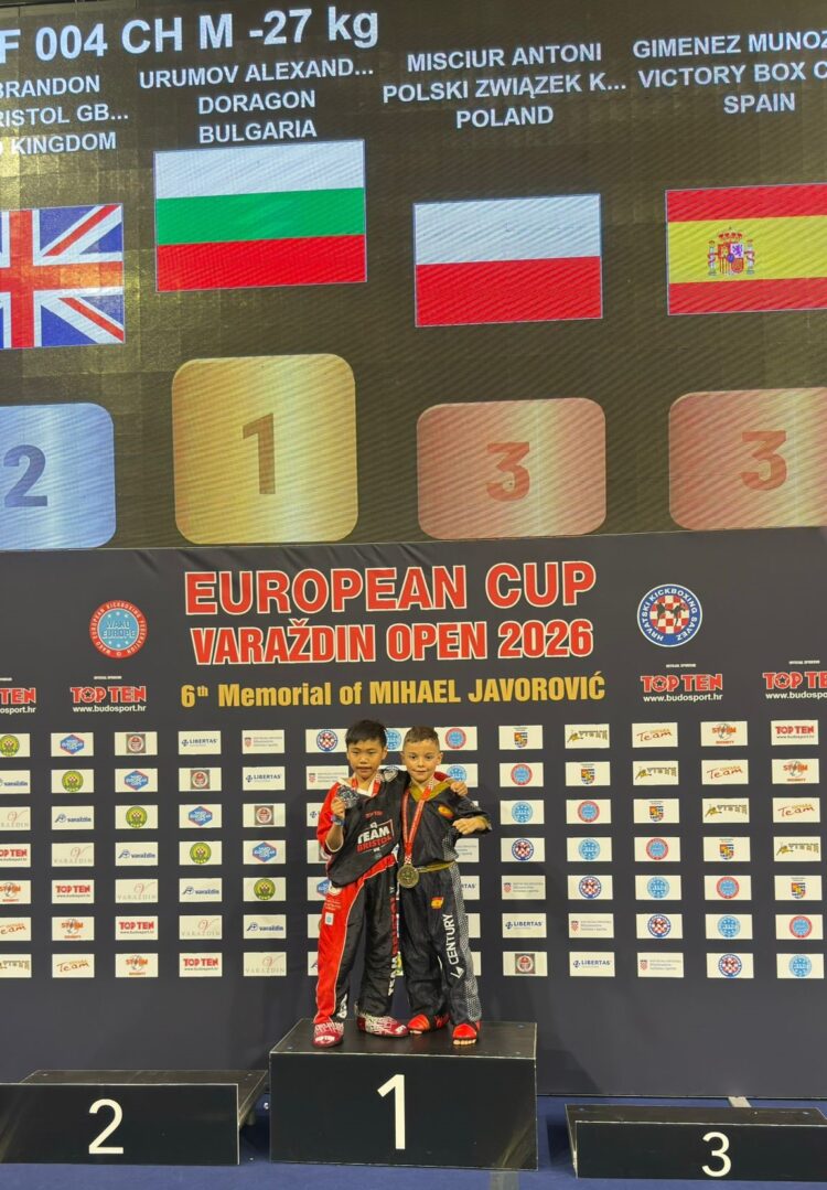 Enzo Giménez posa en el podio con el bronce en la cita en Croacia./CLUB VICTORIA