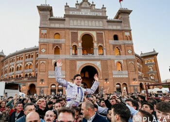Fernando Adrián por la Puerta Grande de Las Ventas. / PLAZA 1
