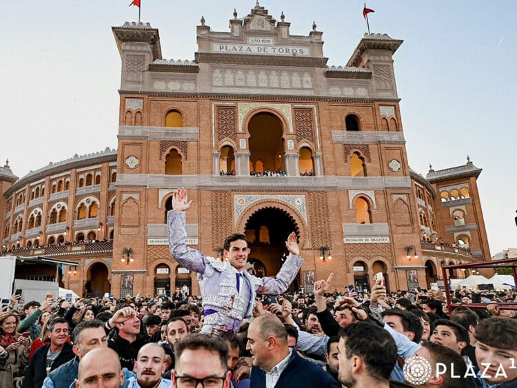 Fernando Adrián por la Puerta Grande de Las Ventas. / PLAZA 1
