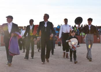 Julio Aparicio, Juanillo, David Luguillano, Emilio de Frutos, El Cordobés, Cayetano de Frutos y Jaime Hermosa, saliendo de la Plaza de Toros de La Lastrilla. / A.M.