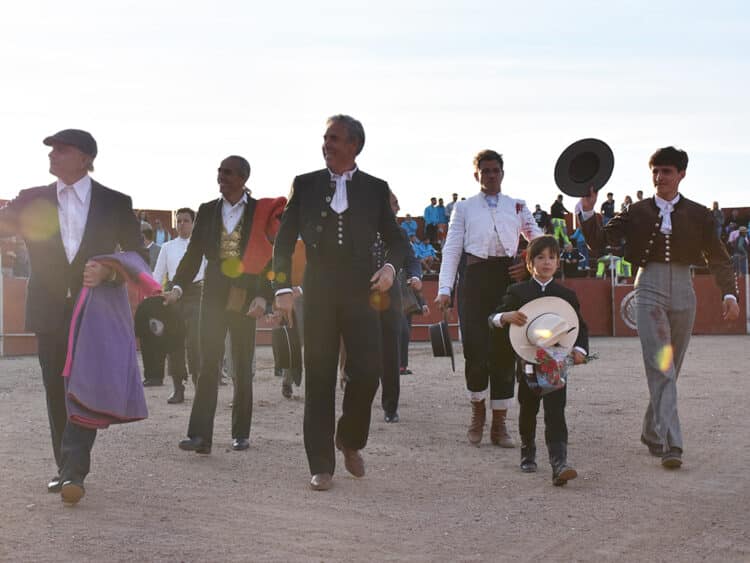 Julio Aparicio, Juanillo, David Luguillano, Emilio de Frutos, El Cordobés, Cayetano de Frutos y Jaime Hermosa, saliendo de la Plaza de Toros de La Lastrilla. / A.M.
