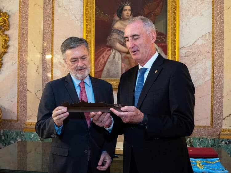El presidente de las Cortes visita las diferentes instituciones segovianas 1 Francisco Vázquez y José Mazarías. / HÉCTOR CRIADO