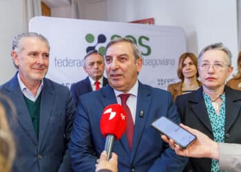 El consejero de Movilidad y Transformación Digital, José Luis Sanz Merino, en la jornada de Be Rurals en Fuentepelayo, junto al presidente de la FES, Andrés Ortega, y la alcaldesa de la localidad, Alba Sanz. / NACHO VALVERDE - ICAL