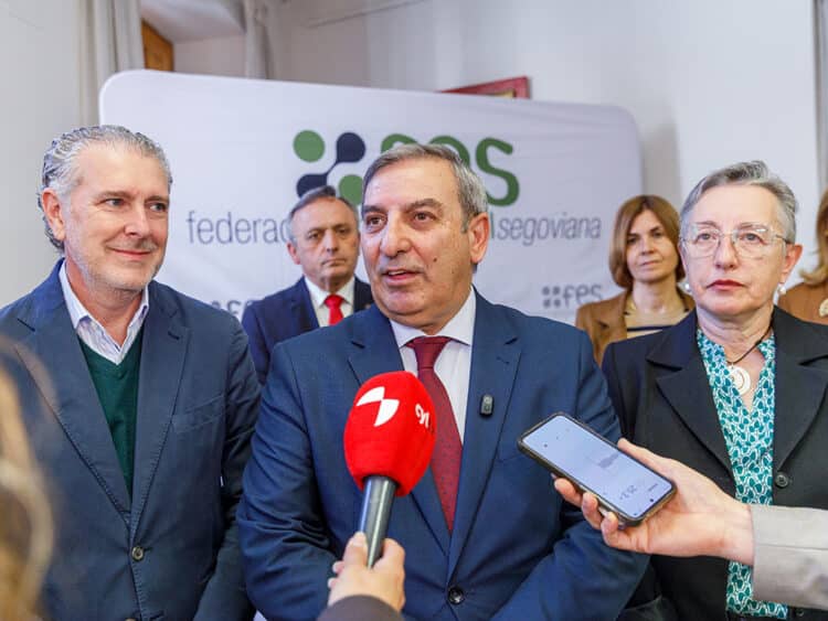 El consejero de Movilidad y Transformación Digital, José Luis Sanz Merino, en la jornada de Be Rurals en Fuentepelayo, junto al presidente de la FES, Andrés Ortega, y la alcaldesa de la localidad, Alba Sanz. / NACHO VALVERDE - ICAL