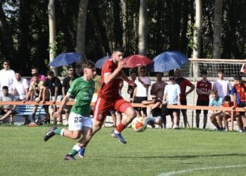 El atacante del Turégano Alejandro Rogera encara a meta en el partido celebrado en El Burgo contra el CD San José de Soria. / A.M.