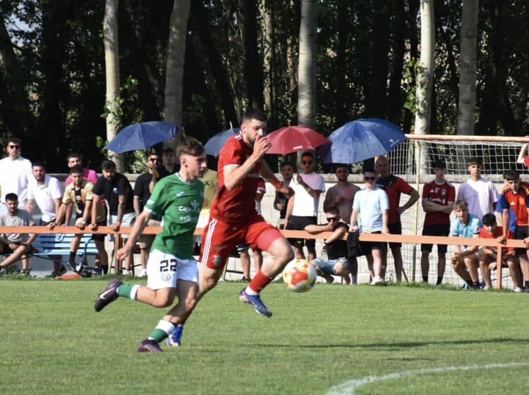 El atacante del Turégano Alejandro Rogera encara a meta en el partido celebrado en El Burgo contra el CD San José de Soria. / A.M.
