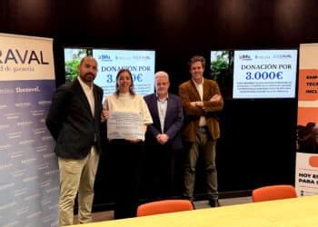Firma del acuerdo entre Cristina Cordero y Rafael Ceballos, de Iberaval, Guillermo Gutiérrez, de Sifu, y Marcos Montes, de Bosquia Nature.