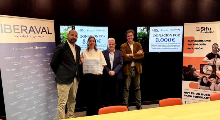 La SGR Iberaval impulsa un proyecto de reforestación e inclusión 1 Firma del acuerdo entre Cristina Cordero y Rafael Ceballos, de Iberaval, Guillermo Gutiérrez, de Sifu, y Marcos Montes, de Bosquia Nature.