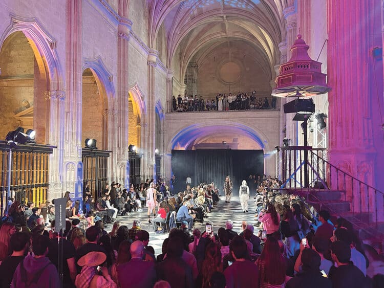 El futuro de la moda internacional pide paso en el Aula Magna de IE University en Segovia 1 Una imagen del desfile celebrado en el Aula Magna del campus de IE en Segovia. / Simona Rota