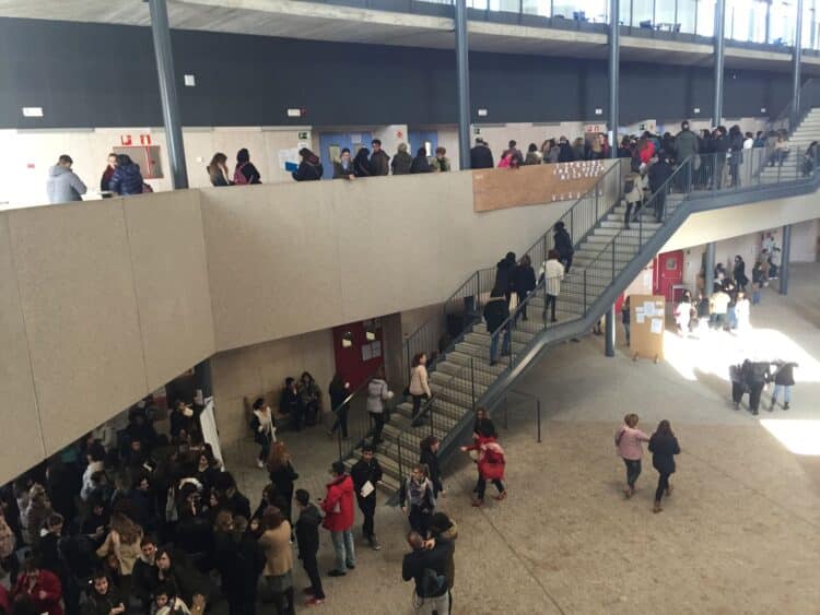 Asistentes a un proceso de oposición para cubrir empleos públicos de la Diputación en el campus de la UVa.