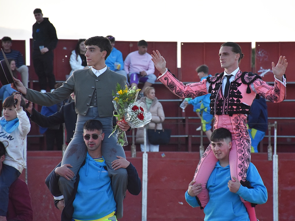 Jesús Manso y Borja Escudero, en hombros de la plaza de La Lastrilla. / A.M