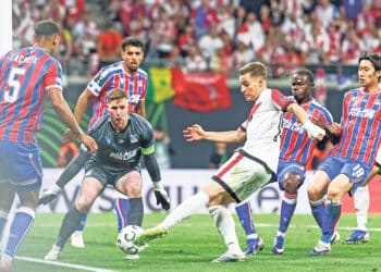 Jorge de Frutos, en la final de la Conference League ante el Crystal Palace. / EFE