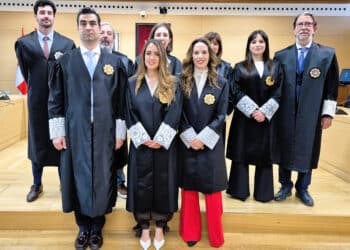 En primera fila, los tres nuevos magistrados Eduardo Vaquero, Ana Fernández y Ana Duro. / TSJCYL