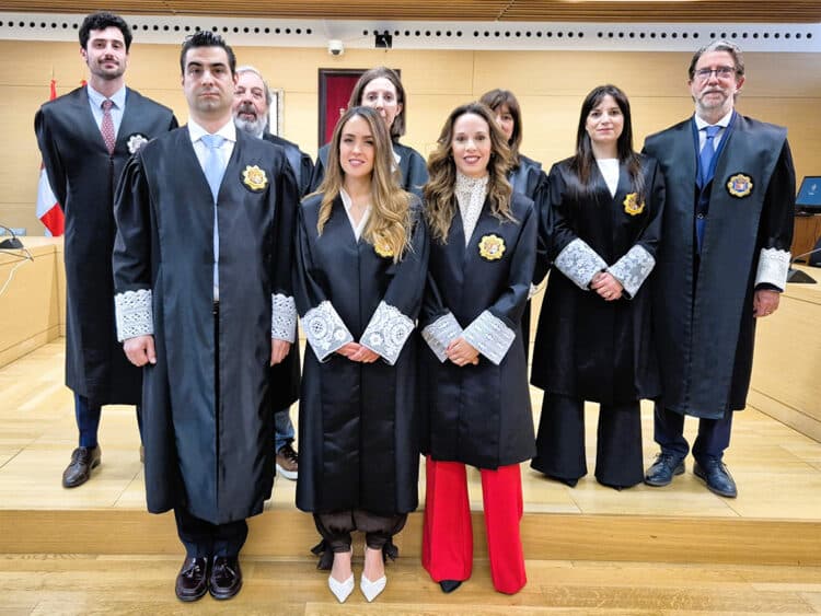 En primera fila, los tres nuevos magistrados Eduardo Vaquero, Ana Fernández y Ana Duro. / TSJCYL