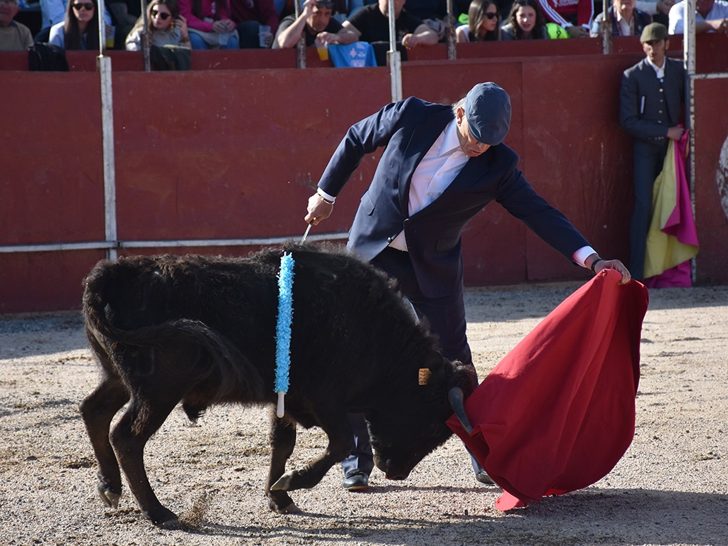 Julio Aparicio, con el primer ejemplar de la tarde. / A.M.