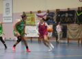 Lidia conduce la pelota en un instante de partido entre el Cochinillo Segoviano y Somos Hijolusa./CD SPORDEPORTE