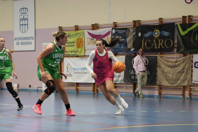Lidia conduce la pelota en un instante de partido entre el Cochinillo Segoviano y Somos Hijolusa./CD SPORDEPORTE