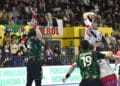Brais busca el lanzamiento en un instante de partido entre BM Nava y REBI Cuenca./AMADOR MARUGÁN