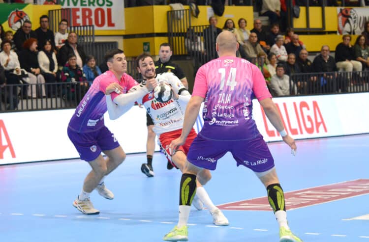 David Fernández busca el lanzamiento en un instante del encuentro entre BM Nava y Logroño en el Guerreros Naveros./AMADOR MARUGÁN