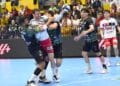 David Fernández pugna con un rival en un instante de partido entre BM Nava y Torrelavega./AMADOR MARUGÁN