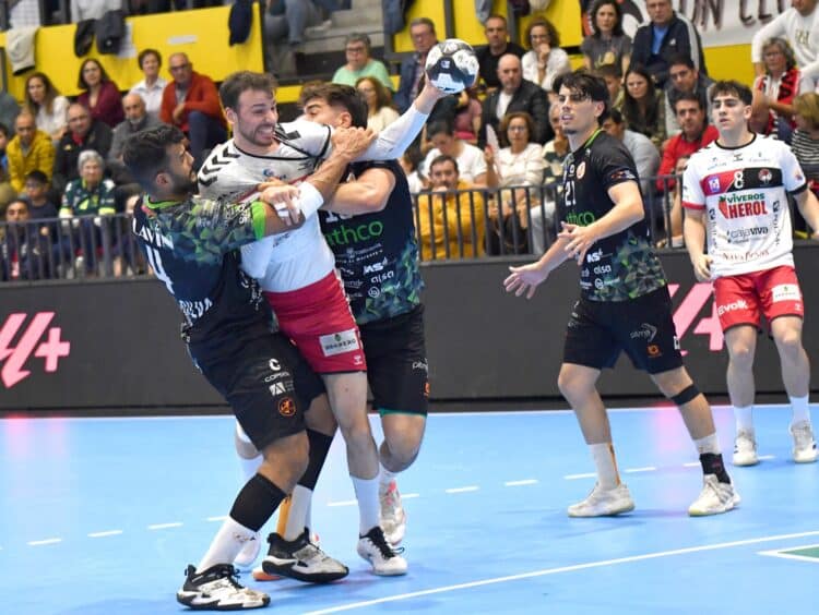 David Fernández pugna con un rival en un instante de partido entre BM Nava y Torrelavega./AMADOR MARUGÁN