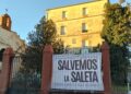 Pancarta junto al edificio de 'La Saleta'.