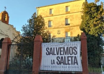 Pancarta junto al edificio de 'La Saleta'.