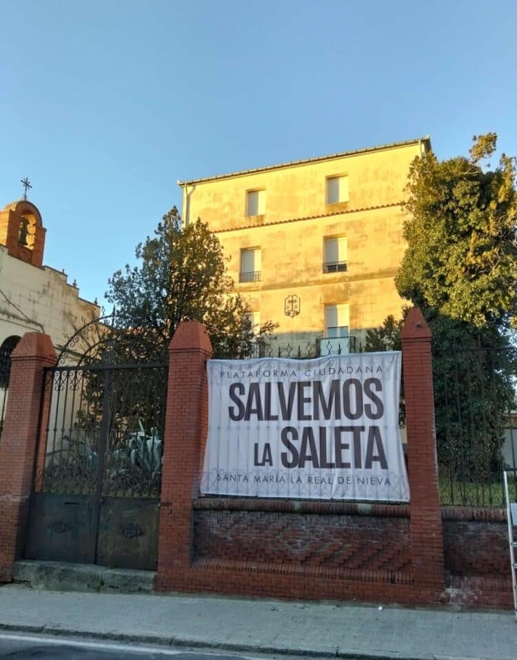 Pancarta junto al edificio de 'La Saleta'.
