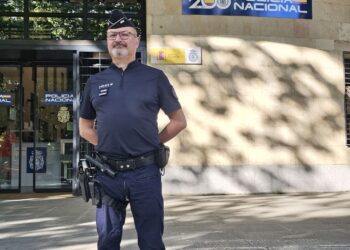 Enzo Vincenco, el policía francés de intercambio en Segovia a las puertas de la comisaría. / Subdelegación del Gobierno