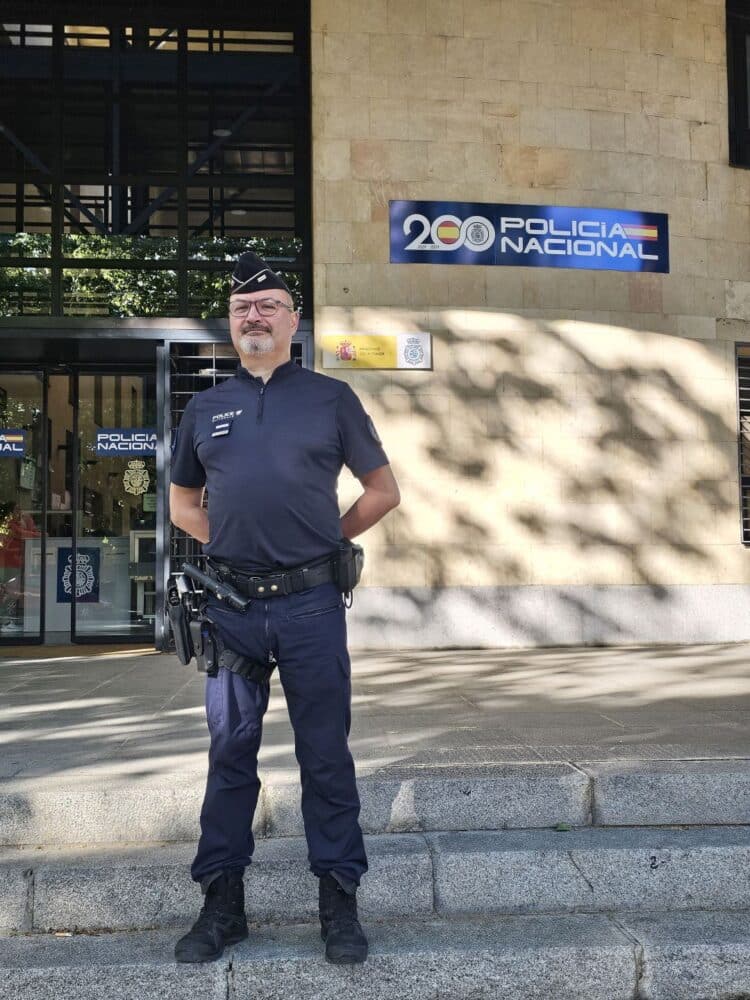 Enzo Vincenco, el policía francés que custodió Segovia por unas semanas 1 Enzo Vincenco, el policía francés de intercambio en Segovia a las puertas de la comisaría. / Subdelegación del Gobierno