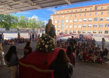 Procesión por los actos del mes de María en el Claret. / Colegio Claret