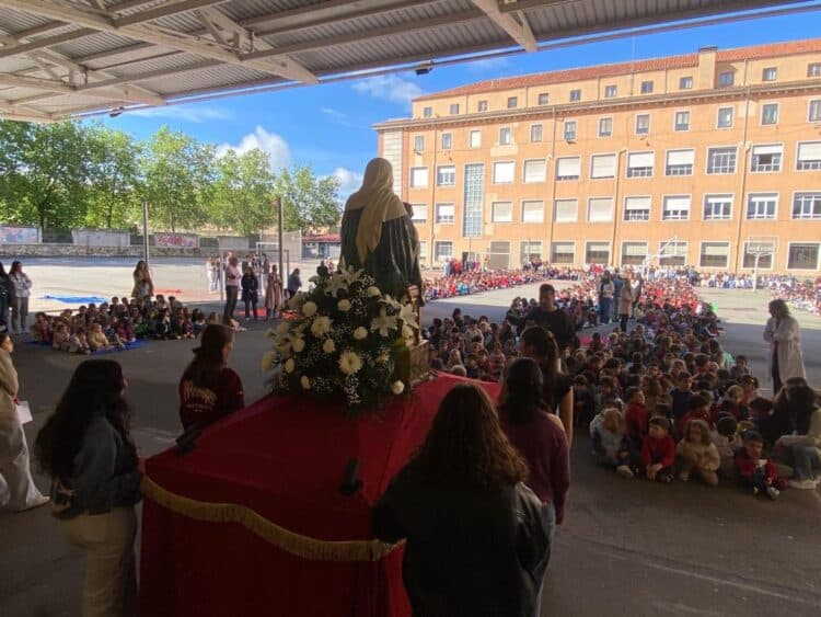 Procesión por los actos del mes de María en el Claret. / Colegio Claret