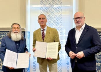 Pablo Zamarrón, José Mazarías y Juan Carlos Monroy presentan el convenio firmado entre el Ayuntamiento de Segovia y la Academia de San Quirce. / AYUNTAMIENTO DE SEGOVIA