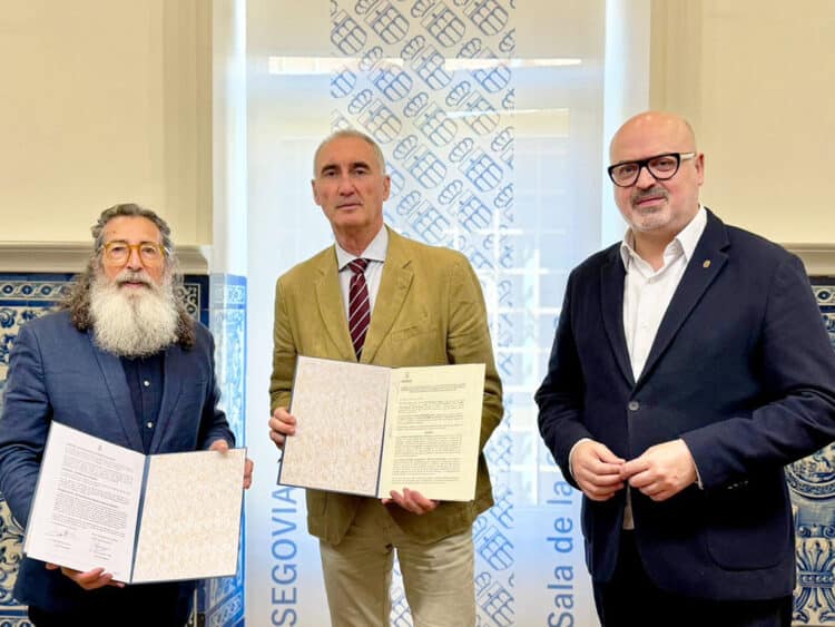 Pablo Zamarrón, José Mazarías y Juan Carlos Monroy presentan el convenio firmado entre el Ayuntamiento de Segovia y la Academia de San Quirce. / AYUNTAMIENTO DE SEGOVIA