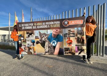 Pancarta con miembros de la protectora ‘El Refugio’ / E.A.