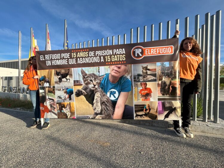 Pancarta con miembros de la protectora ‘El Refugio’ / E.A.