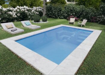 Piscina prefabricada de estructura rectangular. / MAGNIFIC