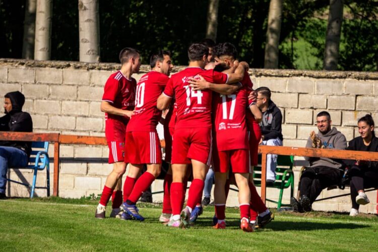 Los jugadores del Turégano celebran un gol en el encuentro ante el Betis de Valladolid celebrado en El Burgo./HÉCTOR CRIADO