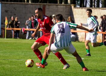 Diego Alcubilla conduce la pelota en el partido ante el Betis./HÉCTOR CRIADO