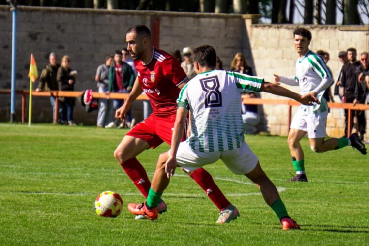 Diego Alcubilla conduce la pelota en el partido ante el Betis./HÉCTOR CRIADO