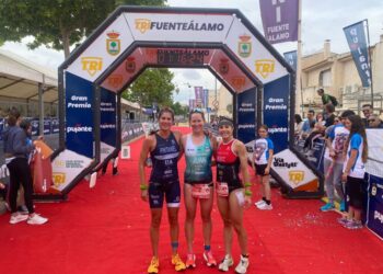 Podio femenino, con la presencia de Marina Muñoz, en el Triatlón Internacional de Fuente Álamo./FETRI