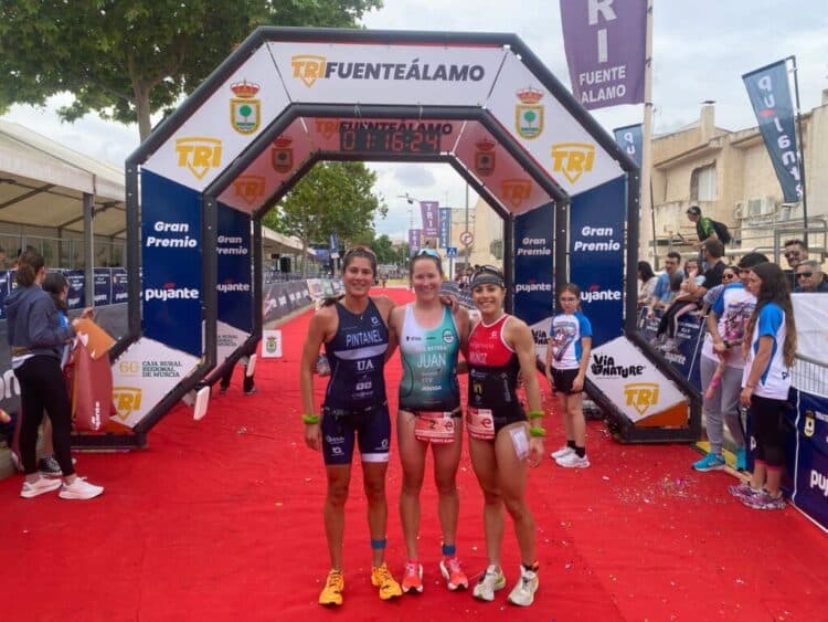 Podio femenino, con la presencia de Marina Muñoz, en el Triatlón Internacional de Fuente Álamo./FETRI