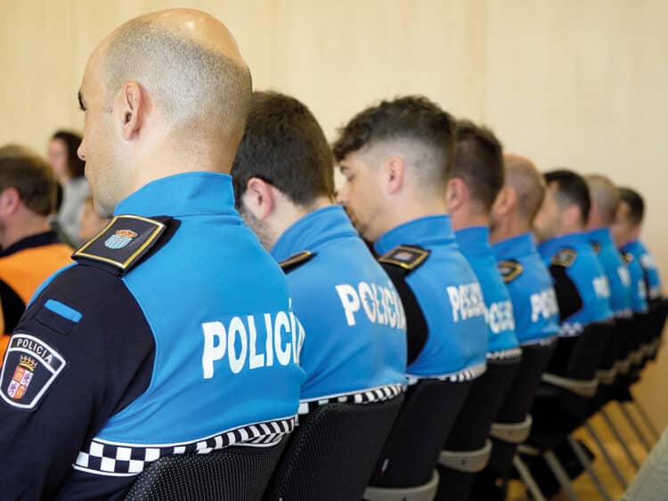 El sindicato de policías locales denuncia que los agentes llevan cinco meses sin cobrar las horas extraordinarias 1 Policías locales. / HÉCTOR CRIADO