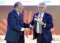 José María Bonmatí recibe el Premio Vitartis de manos de Carlos Moro. / HÉCTOR CRIADO